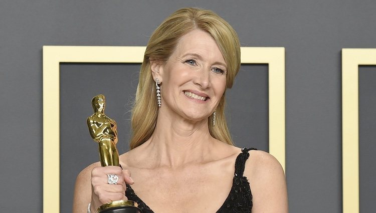 Laura Dern posando con su Oscar 2020 a Mejor actriz de reparto