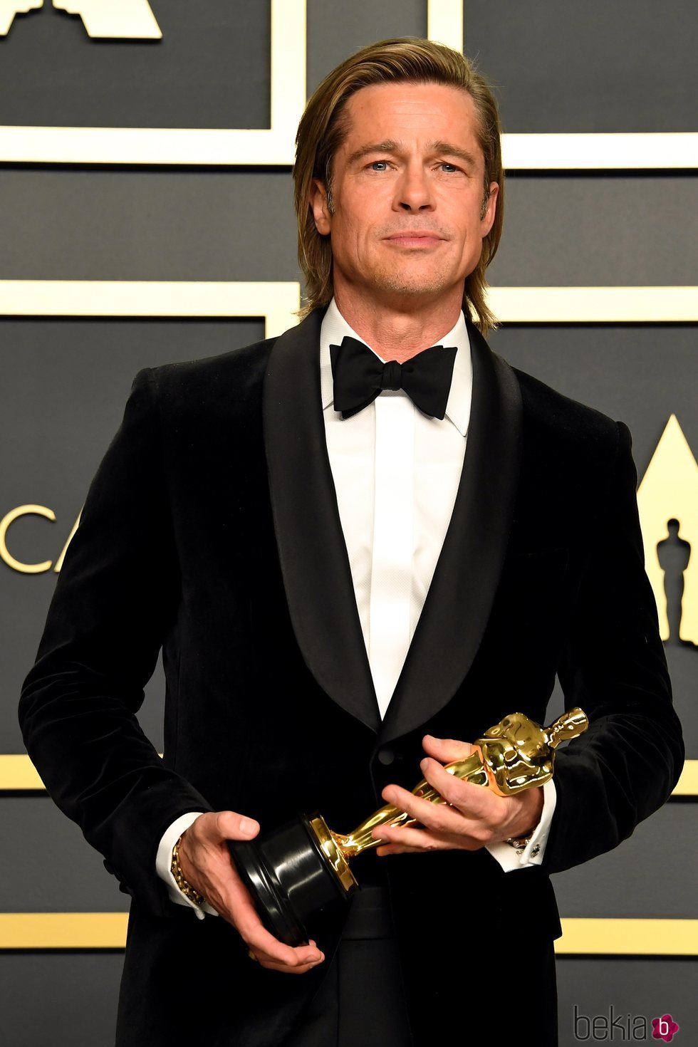 Brad Pitt posando con su Oscar 2020 a Mejor actor de reparto