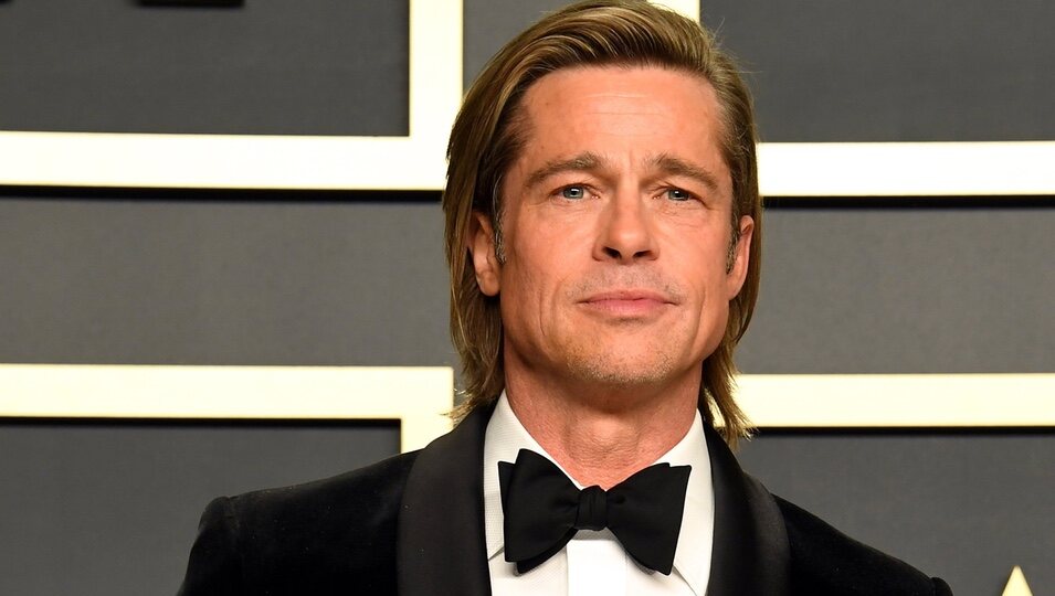 Brad Pitt posando con su Oscar 2020 a Mejor actor de reparto