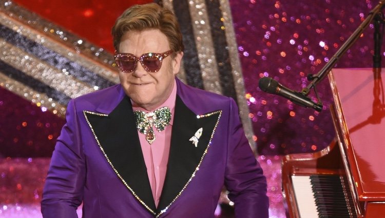 Elton John actuando en los Premios Oscar 2020