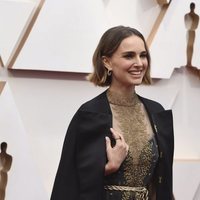 Natalie Portman luciendo un Dior en la alfombra roja de los Oscar 2020