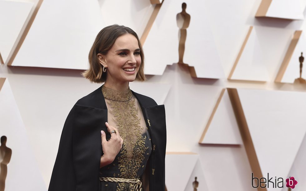 Natalie Portman luciendo un Dior en la alfombra roja de los Oscar 2020