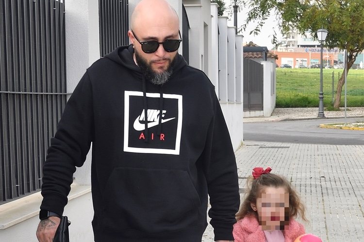 Kiko Rivera junto a su hija Ana por las calles de Sevilla