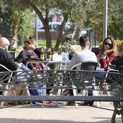 Kiko Rivera e Irene Rosales tomando algo con sus amigos el día del cumpleaños del DJ