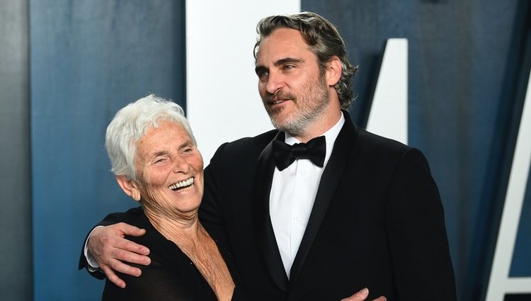 Joaquin Phoenix con su madre en la fiesta de Vanity Fair tras los Oscar 2020