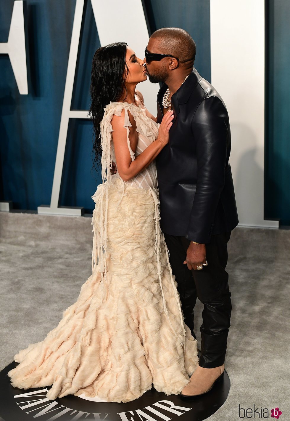 Kim Kardashian y Kanye West besándose en la fiesta de Vanity Fair tras los Oscar 2020