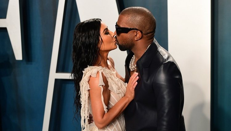 Kim Kardashian y Kanye West besándose en la fiesta de Vanity Fair tras los Oscar 2020