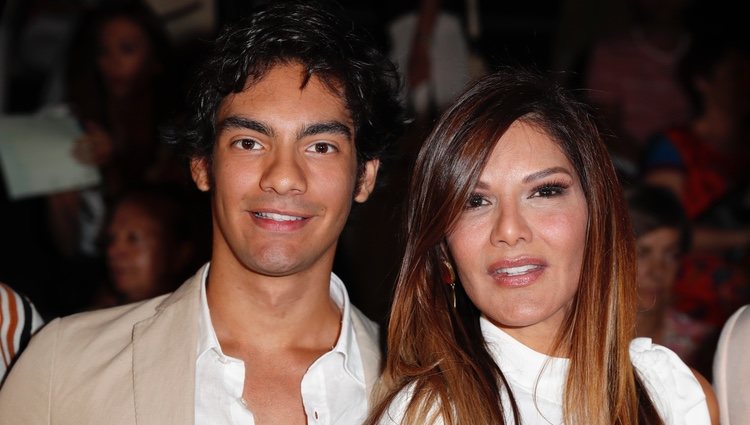 Ivonne Reyes con su hijo, Alejandro, en un evento