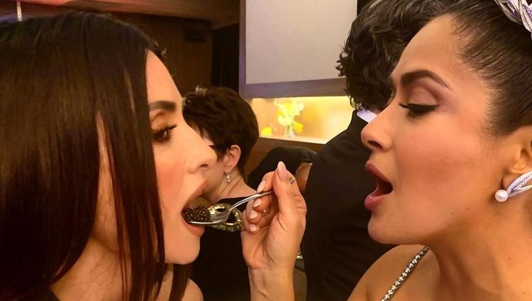 Salma Hayek dando de comer a Penélope Cruz en los Oscar 2020