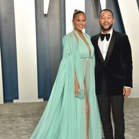 Chrissy Teigen y John Legend en la fiesta de Vanity Fair tras los Oscar 2020