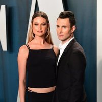 Adam Levine y Behati Prinsloo en la fiesta de Vanity Fair tras los Oscar 2020