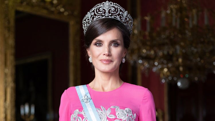 Retrato oficial de gala de la Reina Letizia