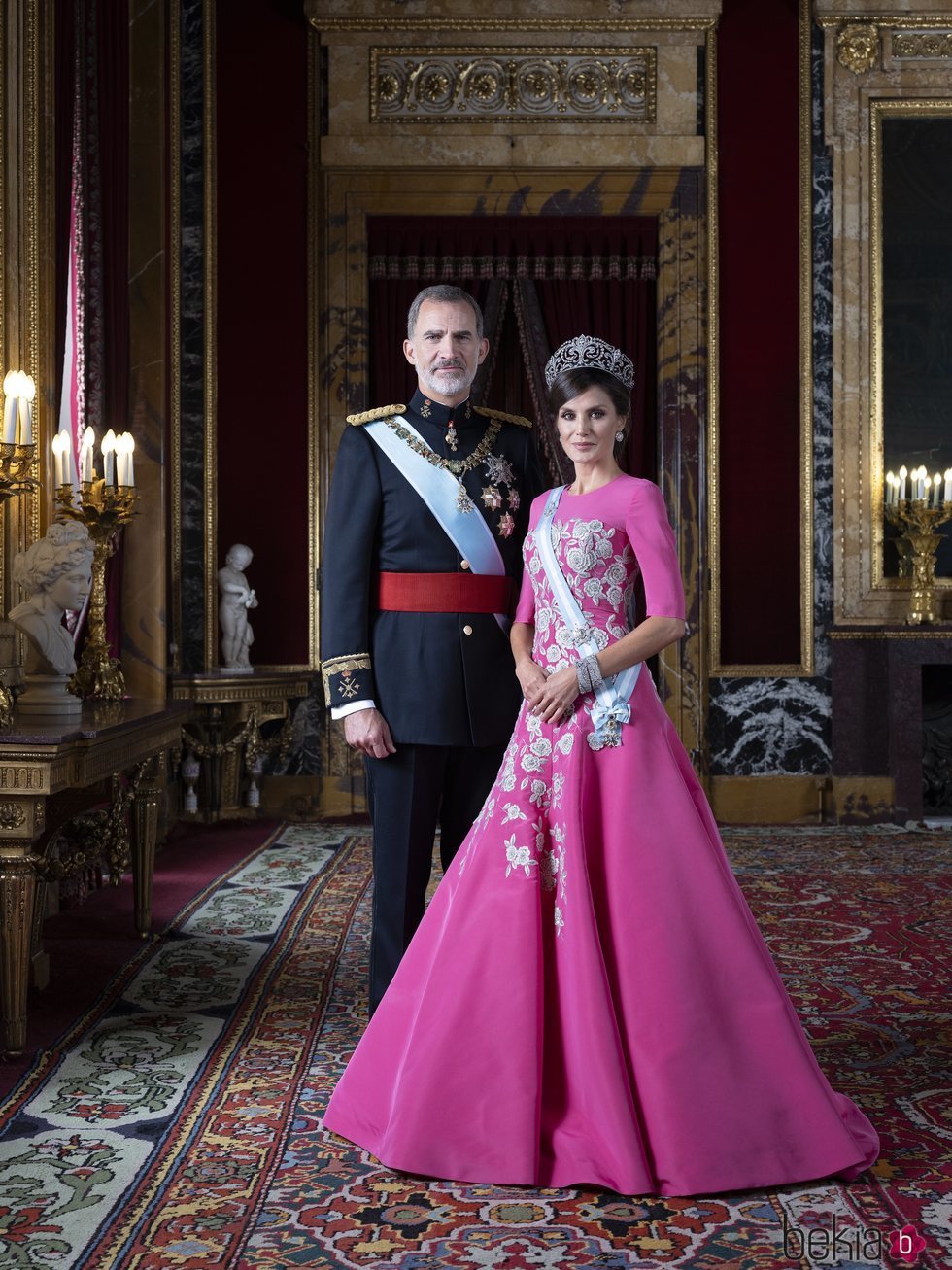 Retrato oficial de gala de los Reyes Felipe y Letizia