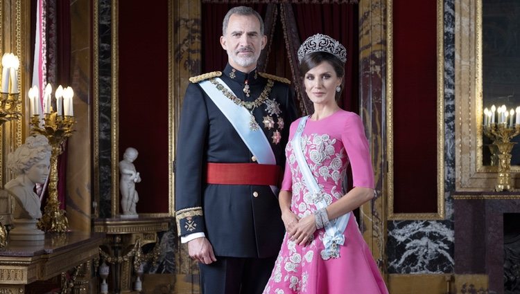 Retrato oficial de gala de los Reyes Felipe y Letizia