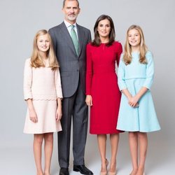 Retrato oficial de los Reyes Felipe y Letizia, la Princesa Leonor y la Infanta Sofía