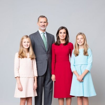 Retratos oficiales de los Reyes Felipe y Letizia, la Princesa Leonor y la Infanta Sofía