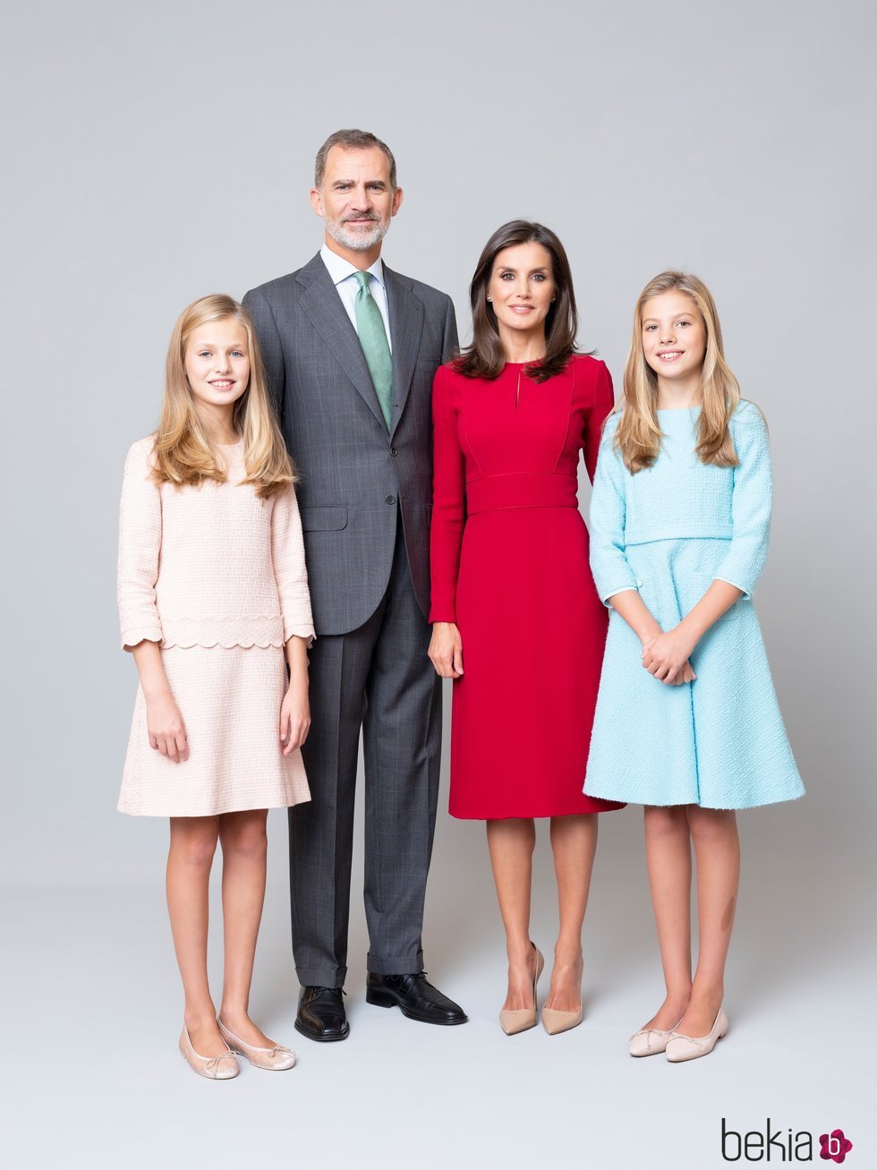 Retrato oficial de los Reyes Felipe y Letizia, la Princesa Leonor y la Infanta Sofía