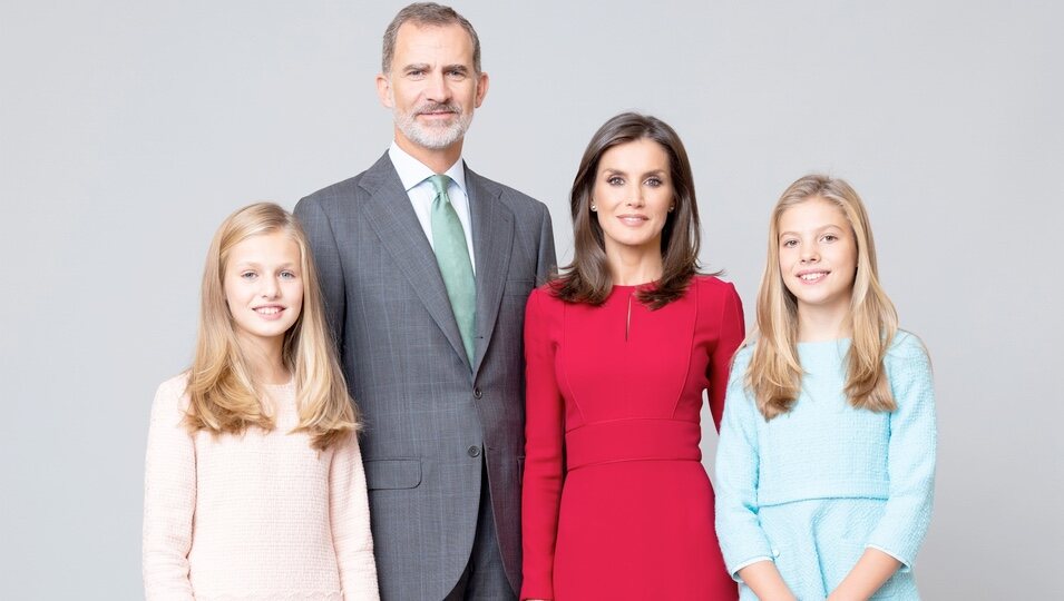 Retrato oficial de los Reyes Felipe y Letizia, la Princesa Leonor y la Infanta Sofía