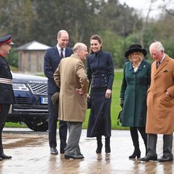 El Príncipe Carlos y Camilla Parker con el Príncipe Guillermo y Kate Middleton en su visita al Centro de Rehabilitación Médica Stanford Hall