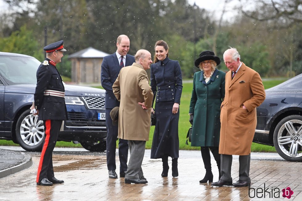 El Príncipe Carlos y Camilla Parker con el Príncipe Guillermo y Kate Middleton en su visita al Centro de Rehabilitación Médica Stanford Hall