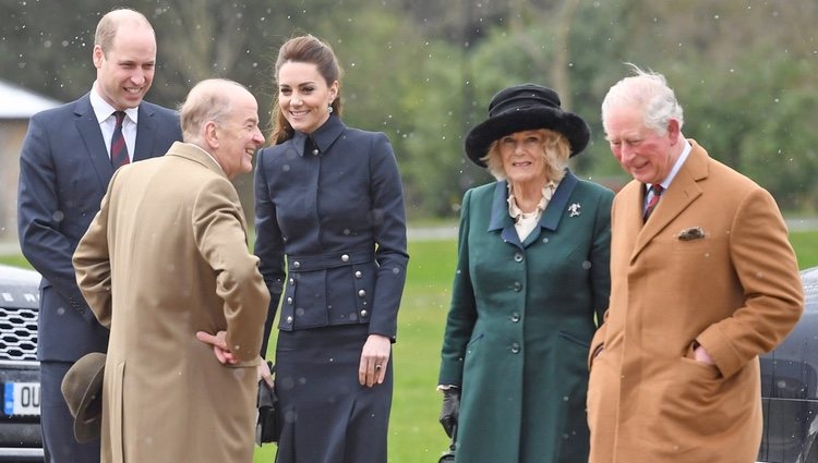 El Príncipe Carlos y Camilla Parker con el Príncipe Guillermo y Kate Middleton en su visita al Centro de Rehabilitación Médica Stanford Hall