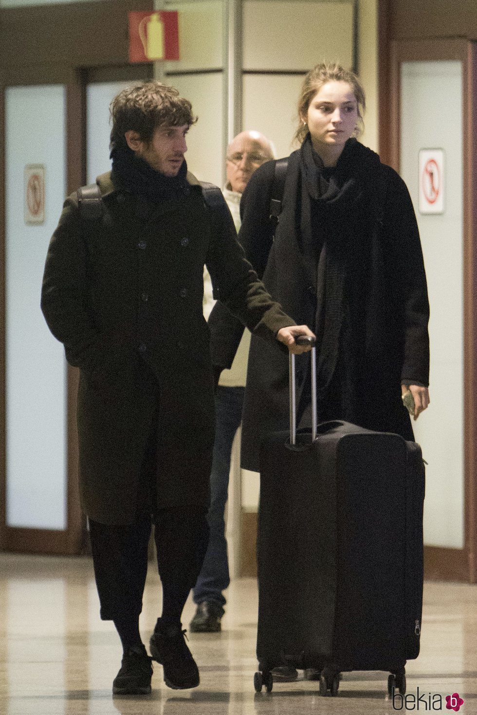 Quim Gutiérrez y Paula Willems en el aeropuerto de Madrid