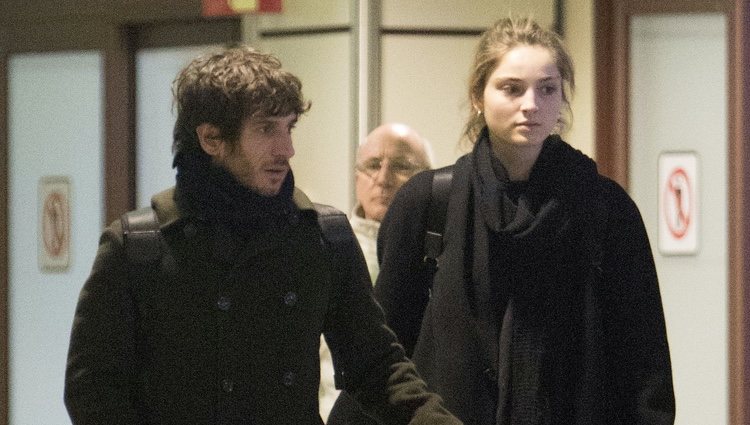 Quim Gutiérrez y Paula Willems en el aeropuerto de Madrid