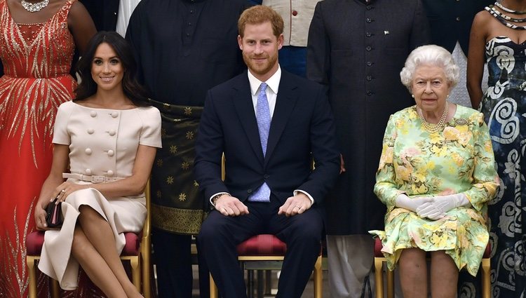 La Reina Isabel, el Príncipe Harry y Meghan Markle en los Queen's Young Leaders Awards