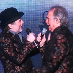 Joaquín Sabina y Joan Manuel Serrat en su concierto en Madrid