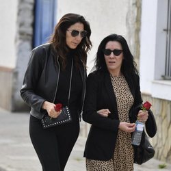 Paz Padilla con una amiga en el funeral e su madre