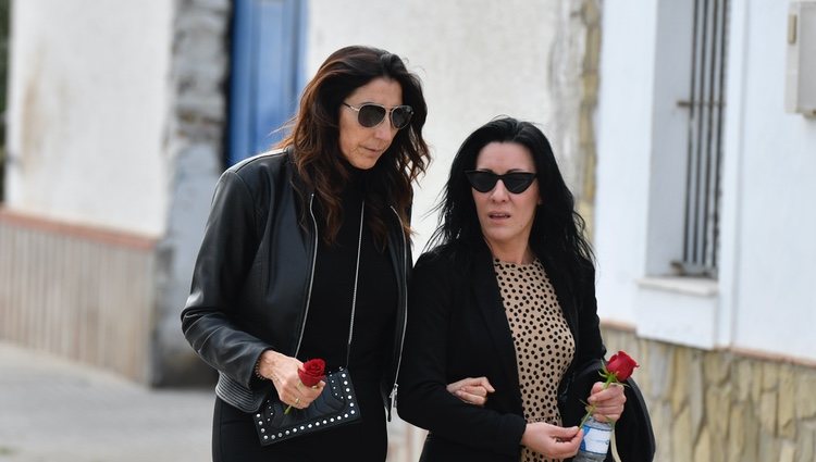 Paz Padilla con una amiga en el funeral e su madre