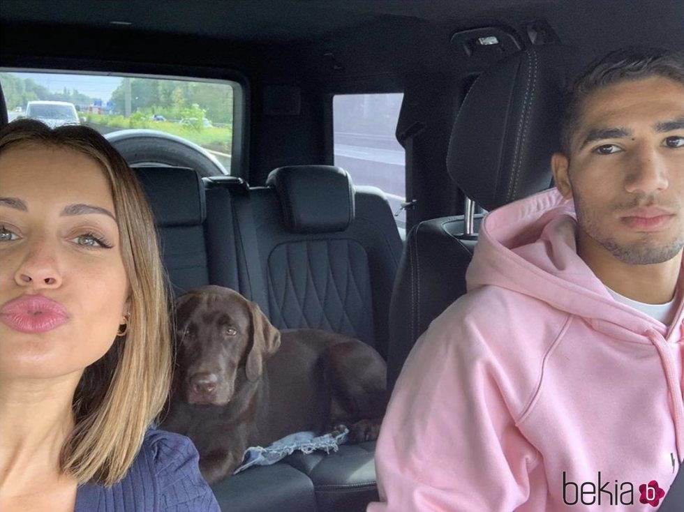 Hiba Abouk y Achraf Hakimi con su perro