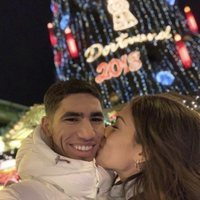 Hiba Abouk y Achraf Hakimi, celebrando juntos la Navidad 2018