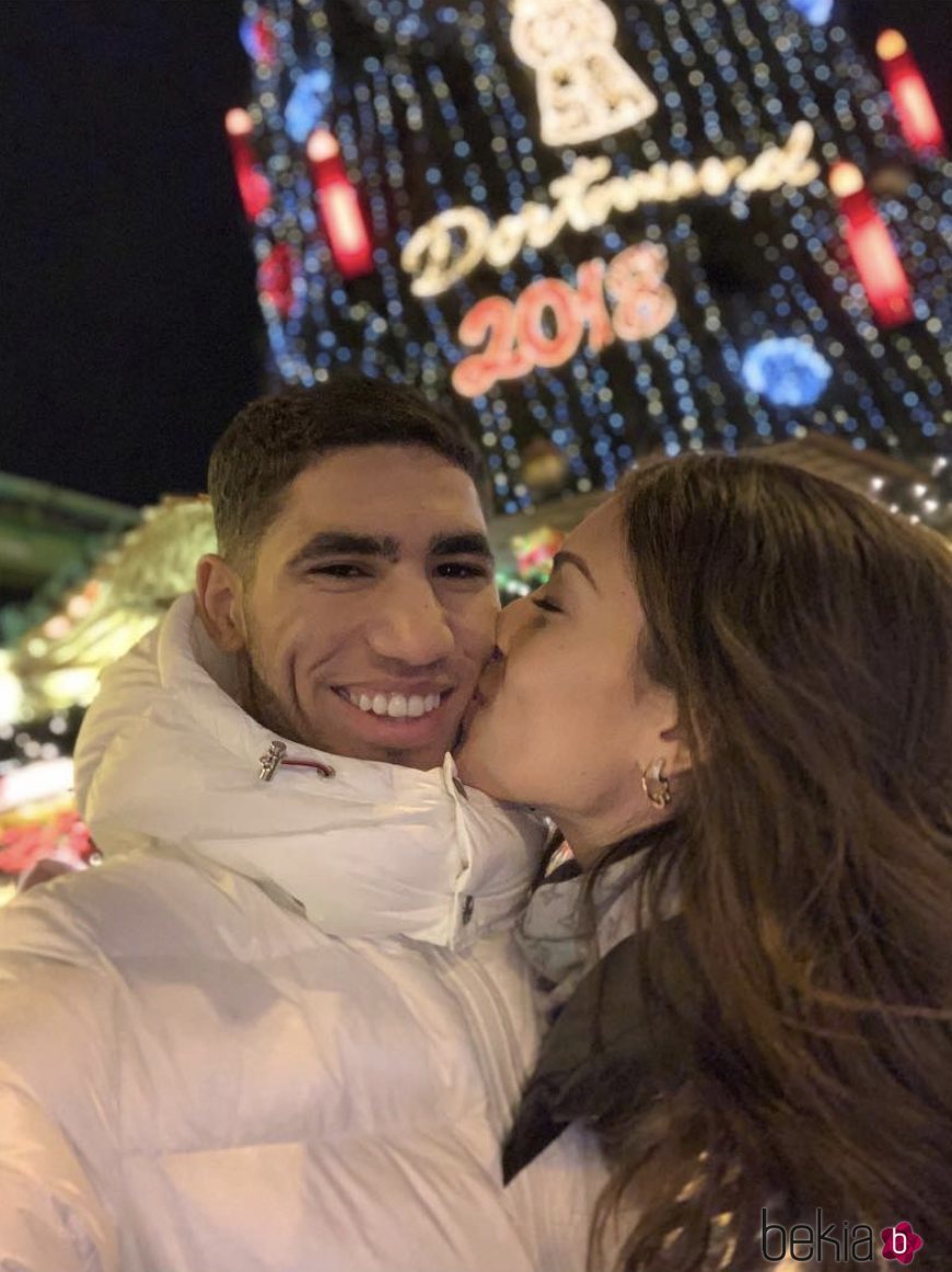 Hiba Abouk y Achraf Hakimi, celebrando juntos la Navidad 2018