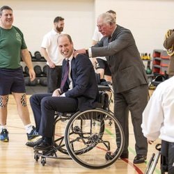 El Príncipe Carlos, muy cariñoso con el Príncipe Guillermo en el Centro de Rehabilitación Médica Stanford Hall