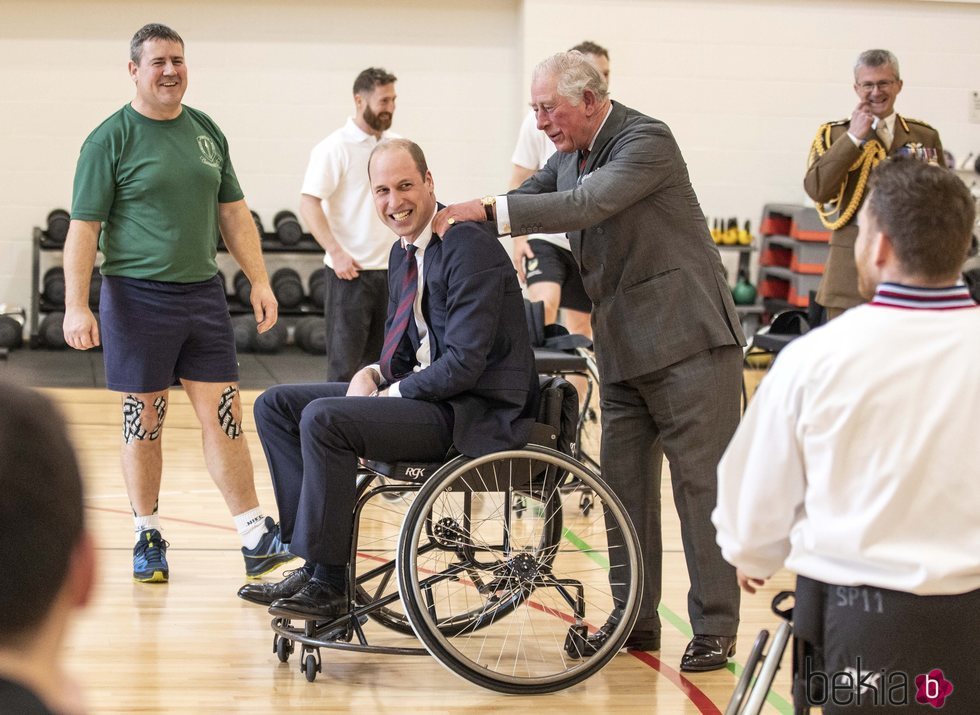 El Príncipe Carlos, muy cariñoso con el Príncipe Guillermo en el Centro de Rehabilitación Médica Stanford Hall