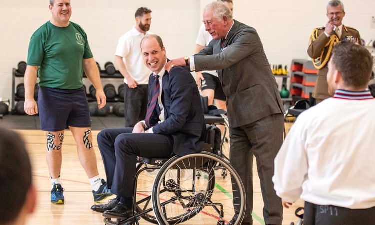 El Príncipe Carlos, muy cariñoso con el Príncipe Guillermo en el Centro de Rehabilitación Médica Stanford Hall