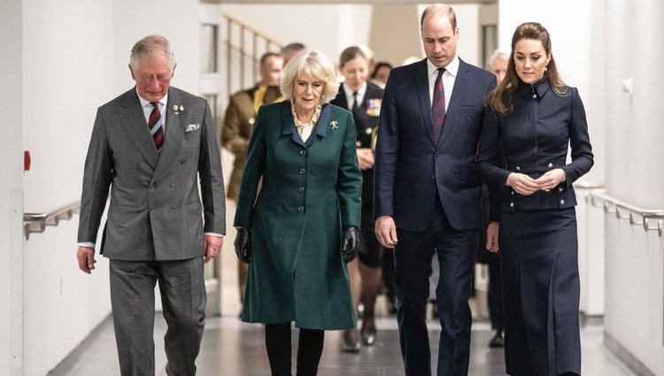 El Príncipe Carlos y Camilla Parker con los Duques de Cambridge en su visita al Centro de Rehabilitación Médica Stanford Hall