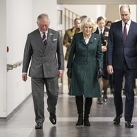 El Príncipe Carlos y Camilla Parker con los Duques de Cambridge en su visita al Centro de Rehabilitación Médica Stanford Hall