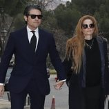 Julián Porras y Olivia de Borbón en la capilla ardiente de Cristina de Borbón