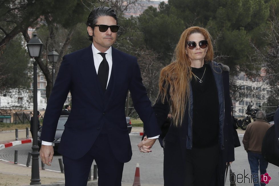 Julián Porras y Olivia de Borbón en la capilla ardiente de Cristina de Borbón