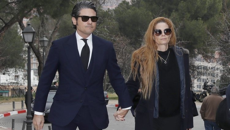 Julián Porras y Olivia de Borbón en la capilla ardiente de Cristina de Borbón