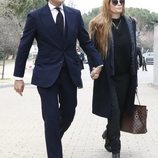 Olivia de Borbón y Julián Porras en la capilla ardiente de Cristina de Borbón