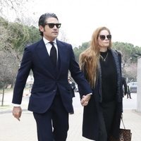 Olivia de Borbón y Julián Porras en la capilla ardiente de Cristina de Borbón