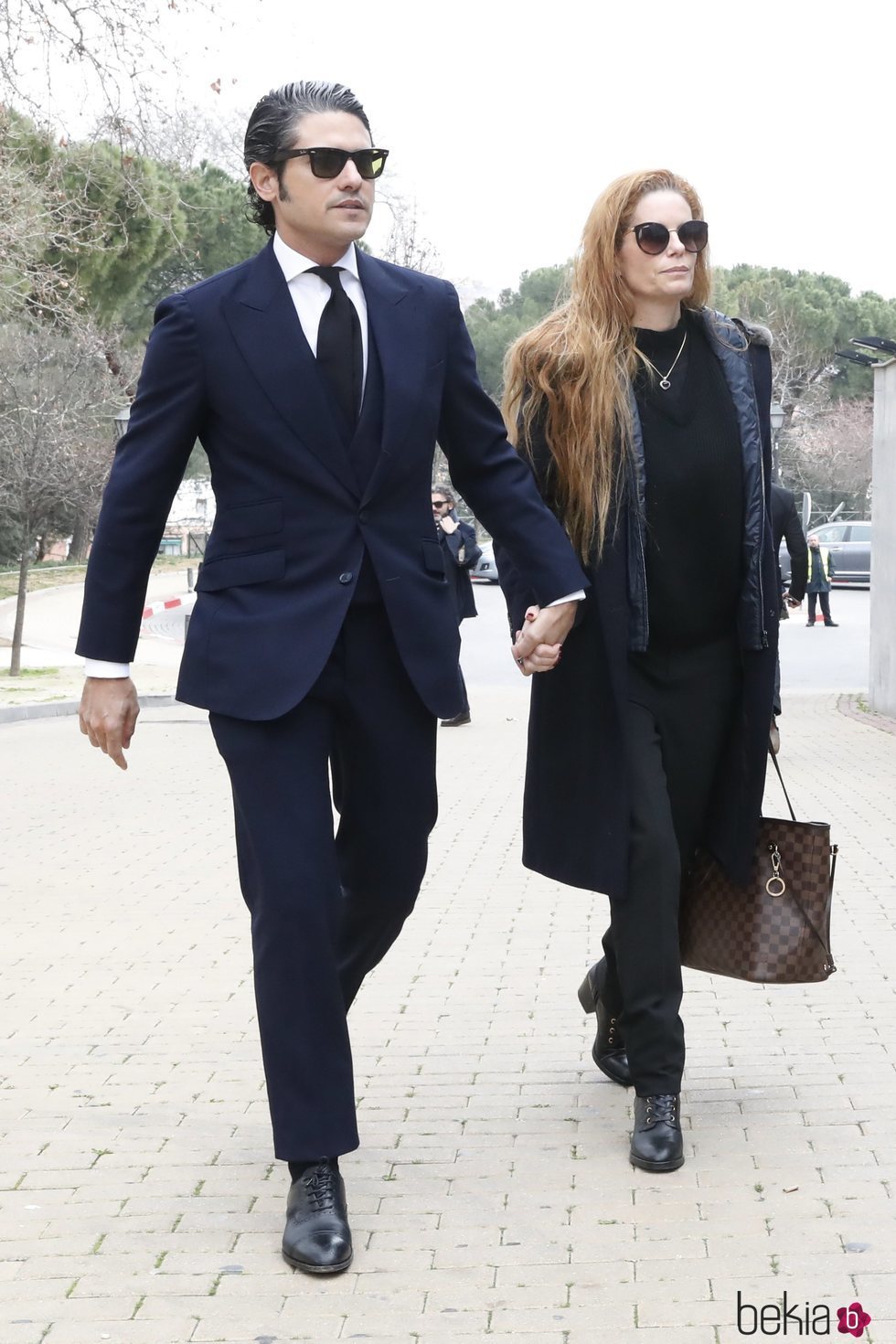 Olivia de Borbón y Julián Porras en la capilla ardiente de Cristina de Borbón