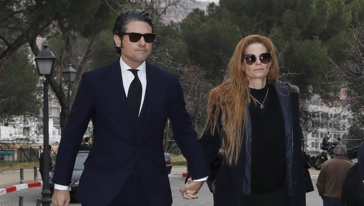 Olivia de Borbón y Julián Porras en la capilla ardiente de Cristina de Borbón