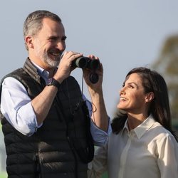 Los Reyes Felipe y Letizia sonriendo durante su visita por Almonte