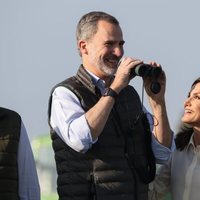 Los Reyes Felipe y Letizia sonriendo durante su visita por Almonte