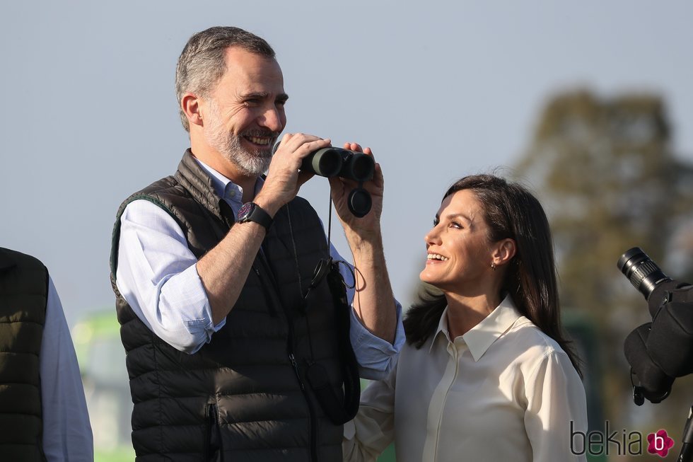 Los Reyes Felipe y Letizia sonriendo durante su visita por Almonte