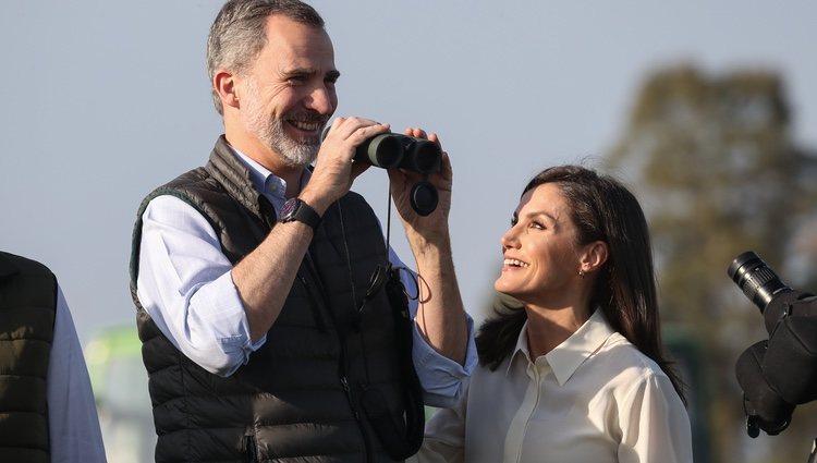 Los Reyes Felipe y Letizia sonriendo durante su visita por Almonte